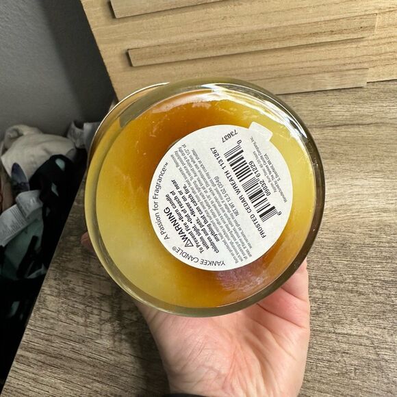 Yankee Candle Frosted Cedar Wreath Medium Tumbler Candle Retired Hard to find - Picture 5 of 5